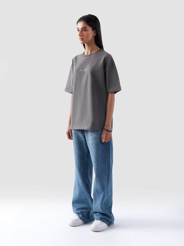 Woman wearing grey oversized t-shirt with 'Zero to One' print – unisex streetwear in Pakistan by Groovy