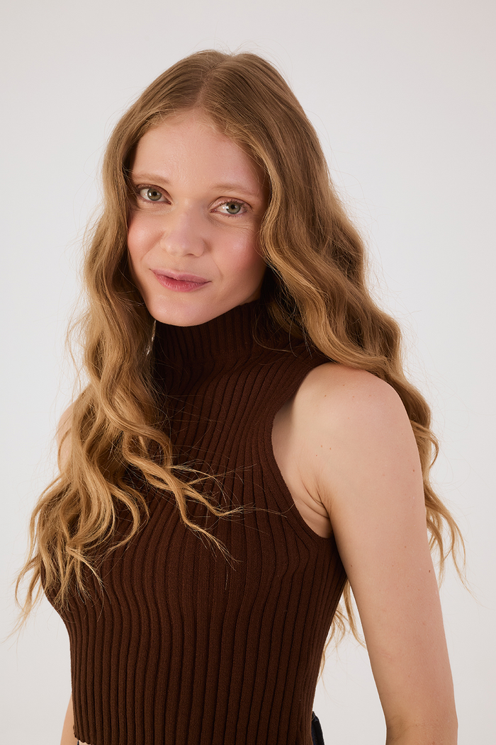 Brown Caffeine Ribbed Sleeveless Turtleneck_4