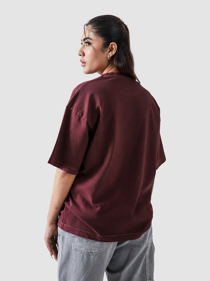 Crimson Washed Blank Tee Female Model Back View – GROOVY Pakistan