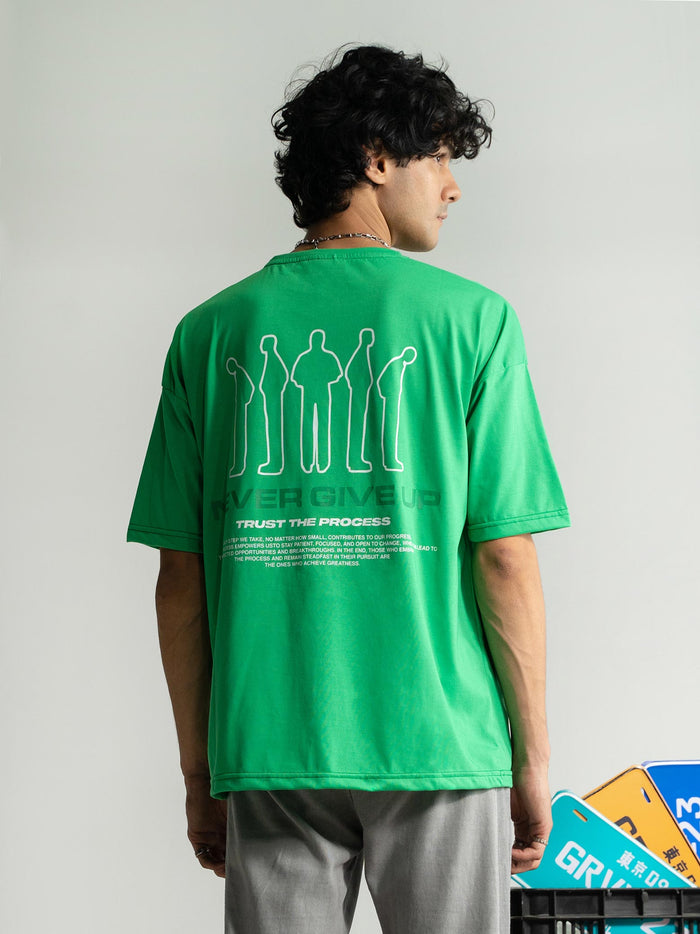 Emerald Green Tee Couple Lifestyle Shot – Never Give Up – GROOVY Pakistan