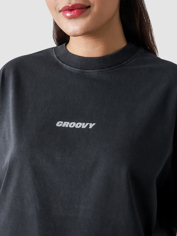 Shadow Grey Washed Blank Tee Female Model Side View – GROOVY Pakistan