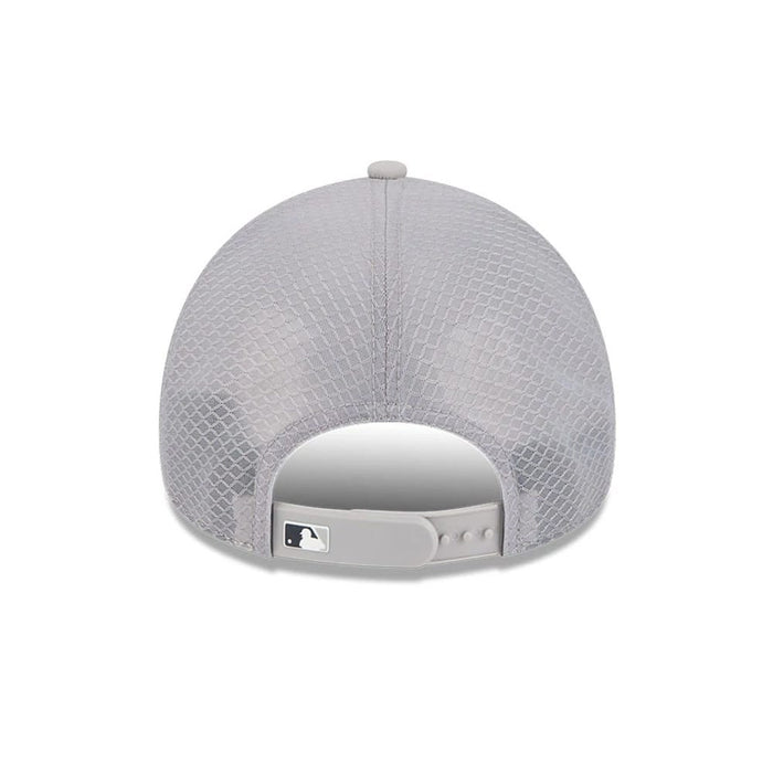 Pictured is this MLB Batting Practice 2026 New York Yankees 9FORTY Apex cap in grey. 2