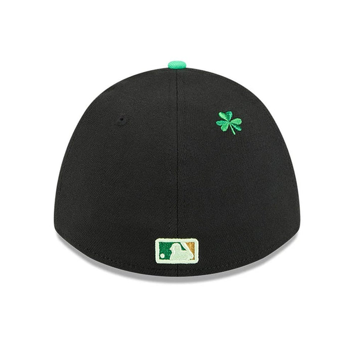 Pictured is this MLB Saint Patrick's Day New York Yankees 39THIRTY M-Crown A-Frame Stretch Fit cap in black. 6