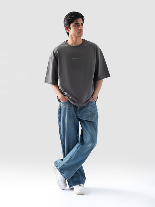 Man wearing grey oversized t-shirt with 'Zero to One' text – streetwear in Pakistan by Groovy